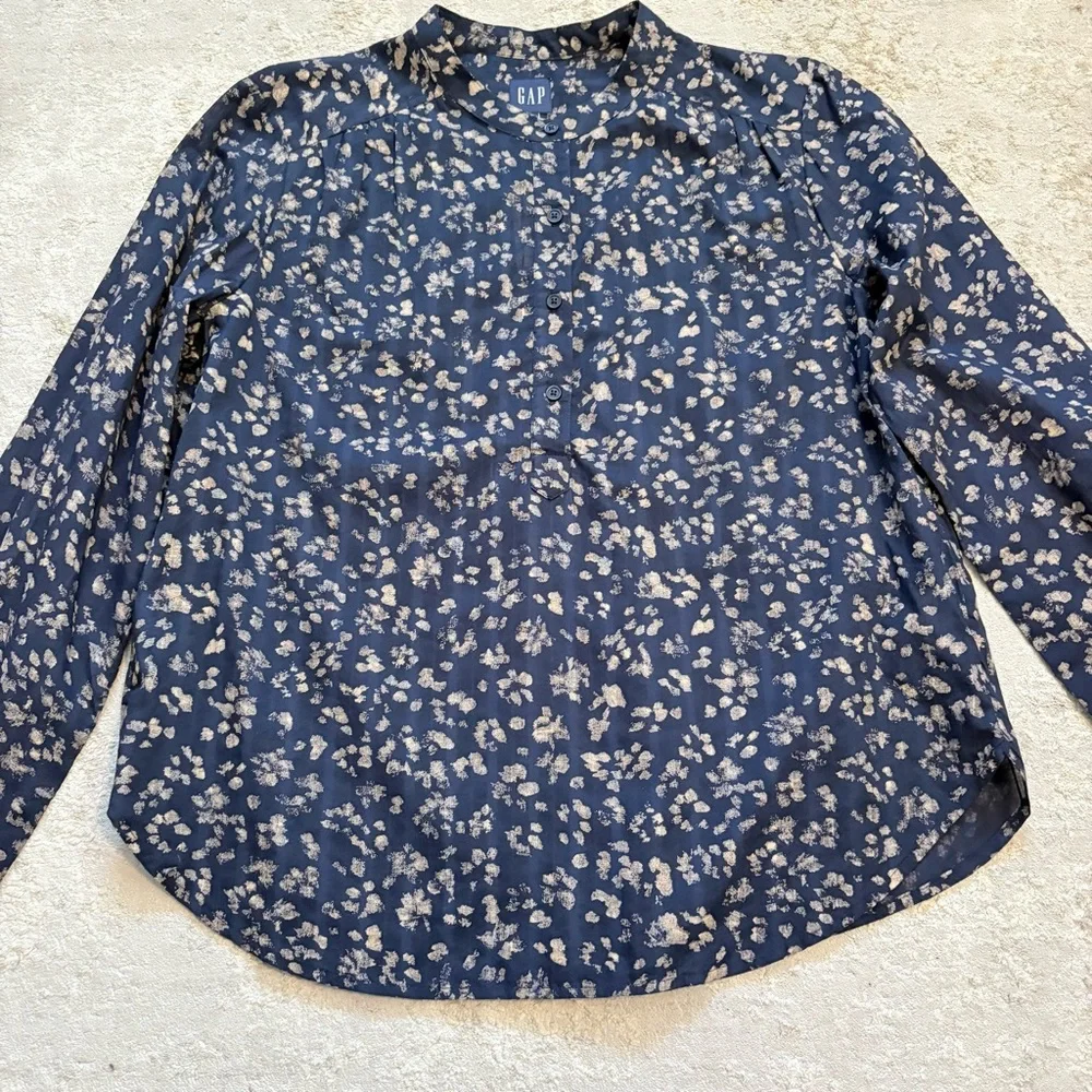 GAP Navy Blue Abstract Floral 1/2 Button Down Blouse Size Medium New With Tags - Picture 3 of 9